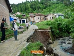 Bupati Dendi Ramadhona Tinjau Warga Terdampak Banjir di Desa Sukajaya Lempasing Teluk Pandan